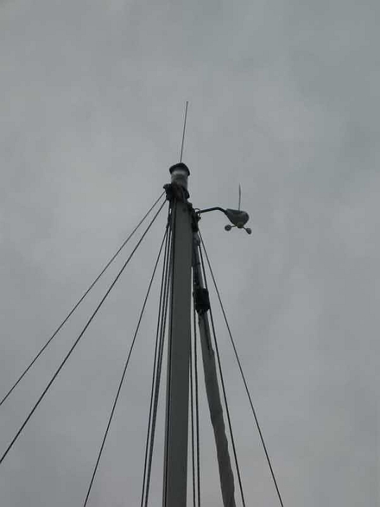 peinture pont 2008b 012.jpg - girouette anémo, antenne vht, feux de mat tout est neuf 2007/2008